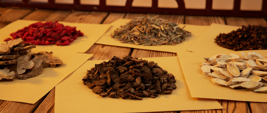 摄图网_507732058_wx_桌子上准备打包的中药材（企业商用）.jpg