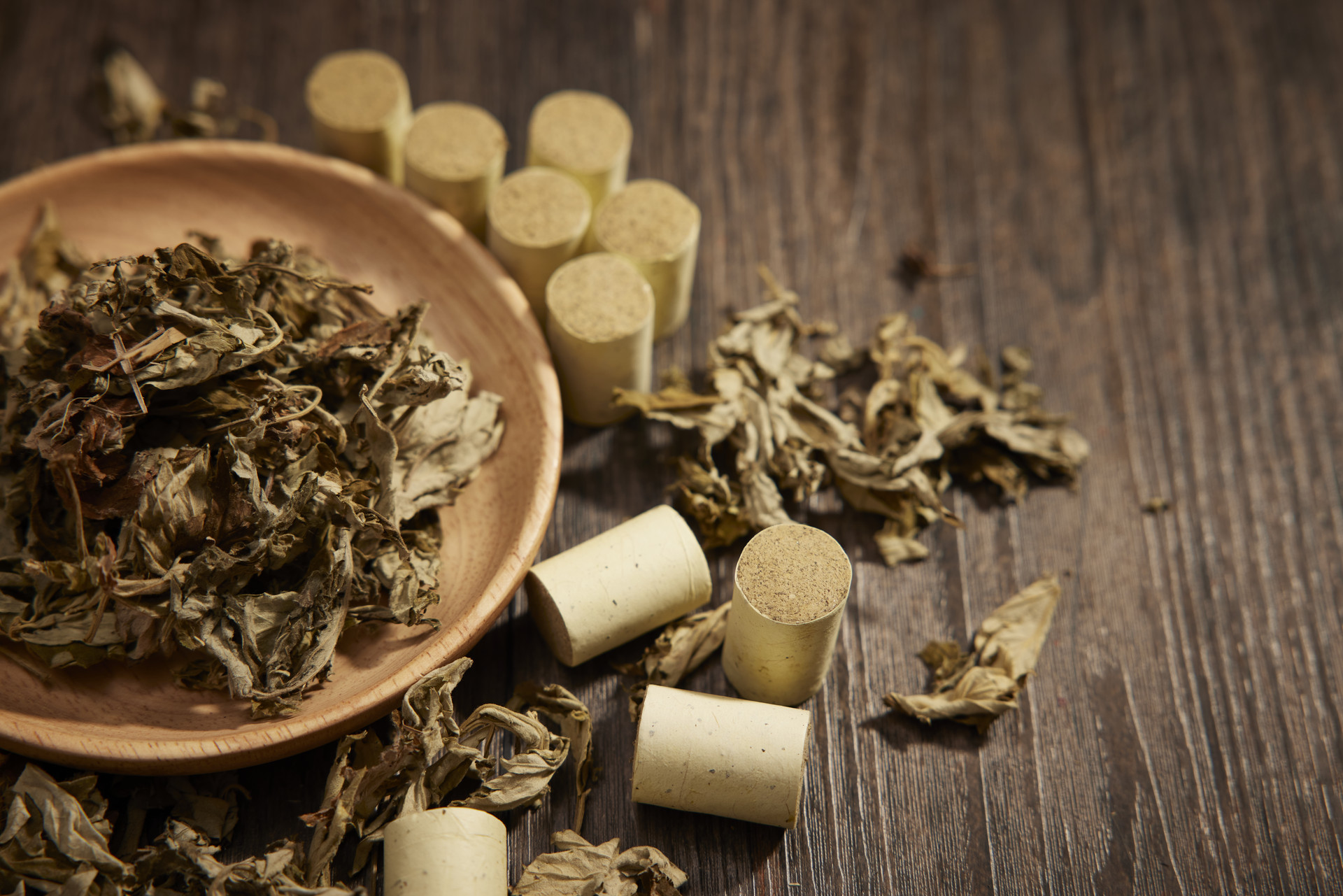 摄图网_502472787_中国传统中医艾灸艾草(企业商用).jpg