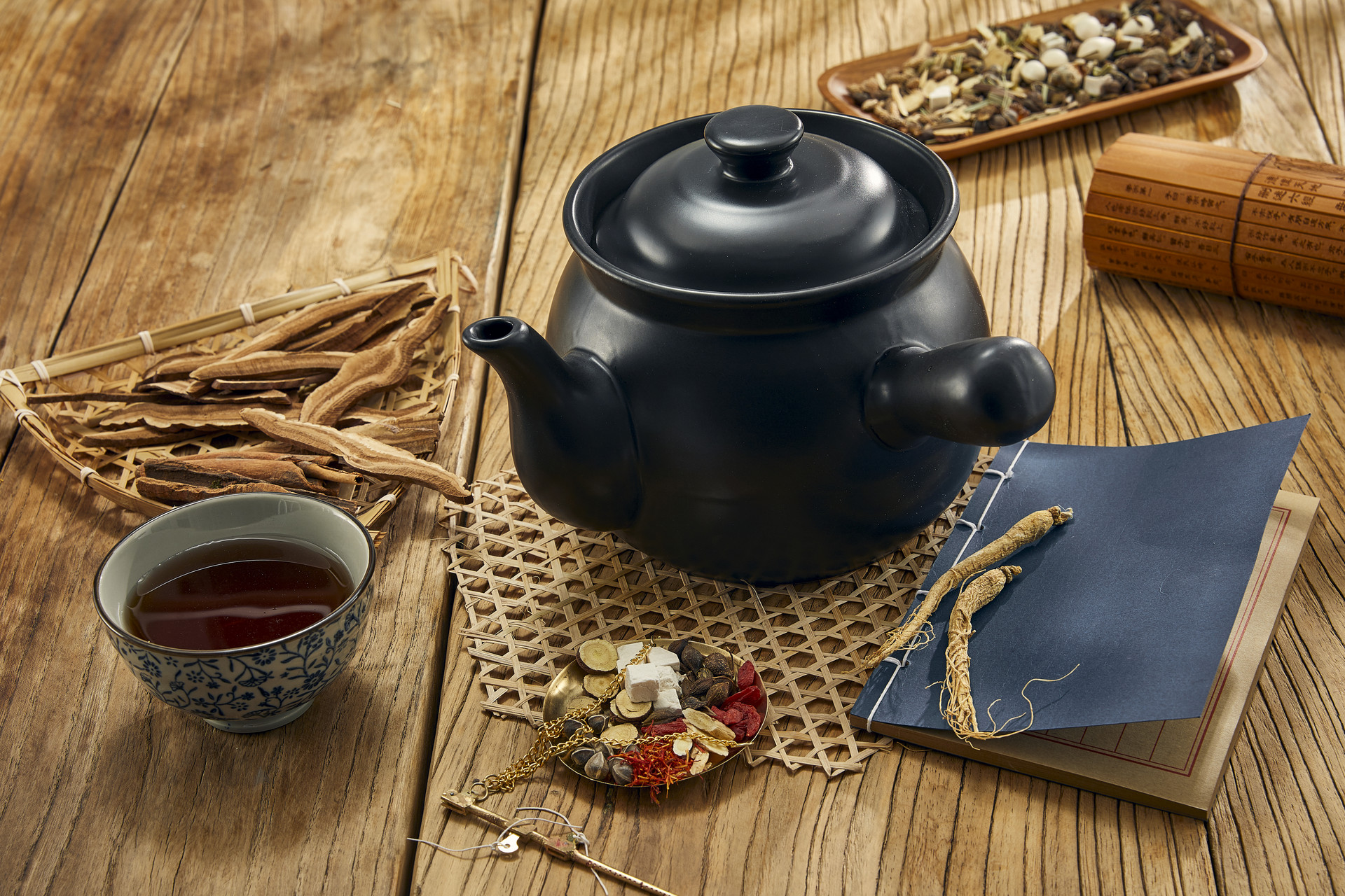 摄图网_501578405_中药壶和中药材(企业商用).jpg