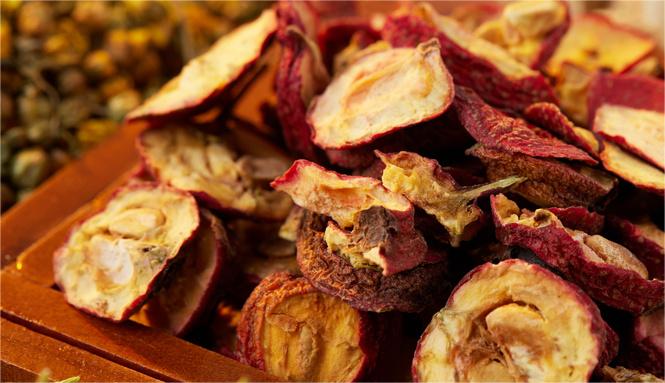 1719890848198303.jpg 摄图网_507732098_木格子里的中药山楂(企业商用).jpg