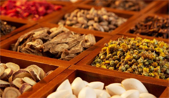 1723711429187316.jpg 摄图网_507732107_木质盒子摆放整齐的各类中草药(企业商用).jpg