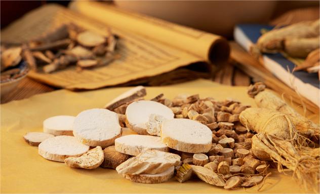 1723711479128410.jpg 摄图网_507732133_黄牛皮纸上摆放的白芷(企业商用).jpg