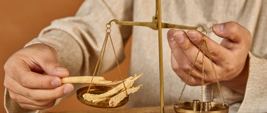 1723779391109746.jpg 摄图网_501674741_中医医师调配中药(企业商用).jpg