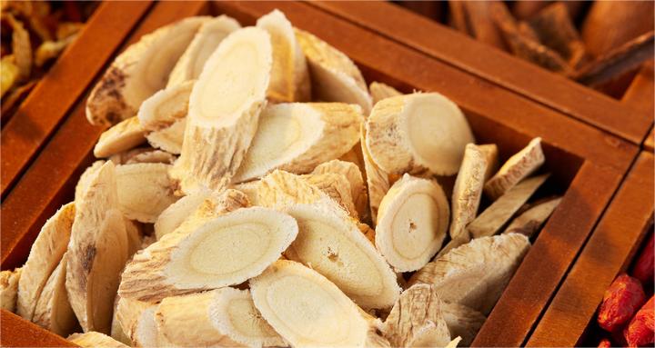 1723789058281751.jpg 摄图网_507732102_盒子里的中药材黄芪(企业商用).jpg