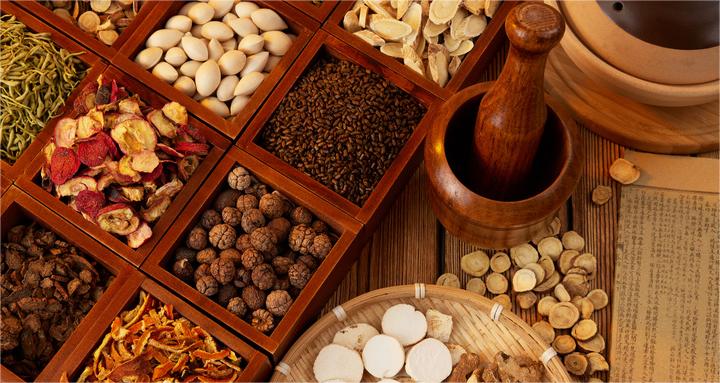 1723792354131484.jpg 摄图网_507732140_格子里摆放整齐的中草药(企业商用).jpg