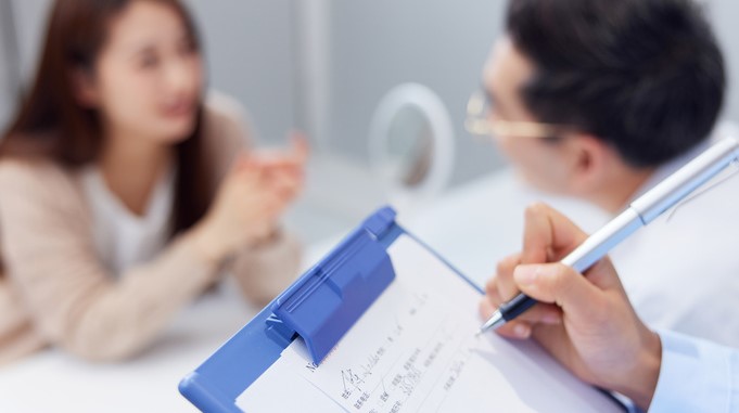 1723794421203299.jpg 摄图网_502355094_wx_女性到整形医院咨询问诊(企业商用).jpg