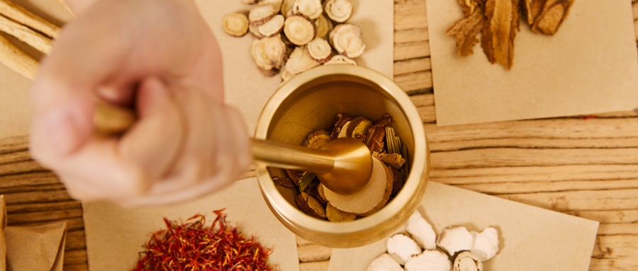 1723797722181446.jpg 摄图网_501674748_中医医师调配中药(企业商用).jpg