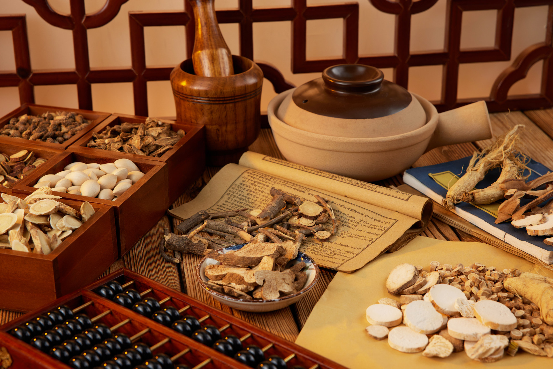 1747721177117893.jpg 摄图网_507732127_banner_桌子上的中药和砂锅(企业商用).jpg